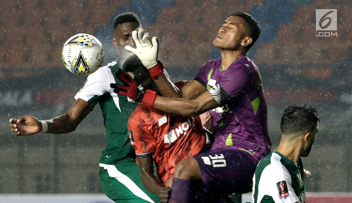 Kiper Perseru Serui, Hendra Molle, melakukan penyelamatan bola saat menghadapi Persebaya Surabaya pada laga Piala Presiden 2019 di Stadion Si Jalak Harupat, Bandung, Sabtu (2/3). Persebaya menang 3-2 atas Perseru. (Bola.com/Yoppy Renato)