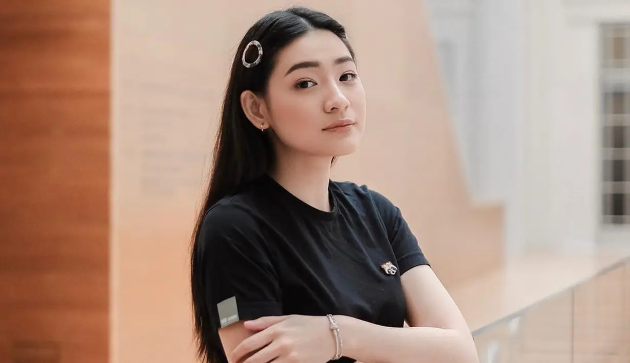 Meski warna blonde sering ia gunakan, namun finalis GADIS Sampul ini tetap tampil cantik saat rambutnya berwarna hitam. Meski bergaya casual, ia terlihat menawan. (Liputan6.com/IG/@pattdevdex)