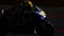 Meskipun kerap berganti warna karena pindah tim, namun Valentino Rossi tetap menampilkan warna kuning stabilo sebagai ciri khas. (EPA/Kerim Okten)