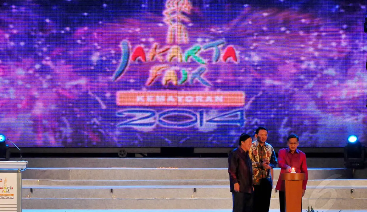 Pembukaan Jakarta Fair Kemayoran 2014 ditandai penekanan tombol oleh Boediono, Ahok, beserta Komisaris Utama sekaligus Panitia Penyelenggara JFK 2014, Murdaya Po diatas panggung, Senin (9/6/14). (Liputan6.com/Andrian M Tunay)