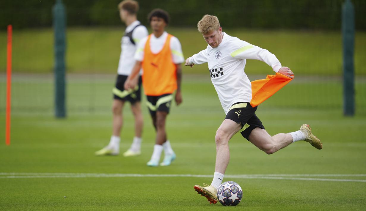 Pemain Manchester City, Kevin De Bruyne, mengikuti sesi latihan jelang laga final Liga Champions di Manchester, Selasa (6/6/2023). Manchester City akan berhadapan dengan Inter Milan di Stadion Olimpiade Ataturk, Turki, Minggu (11/6/2023), Pukul 02.00 WIB. (AP Photo/Jon Super)