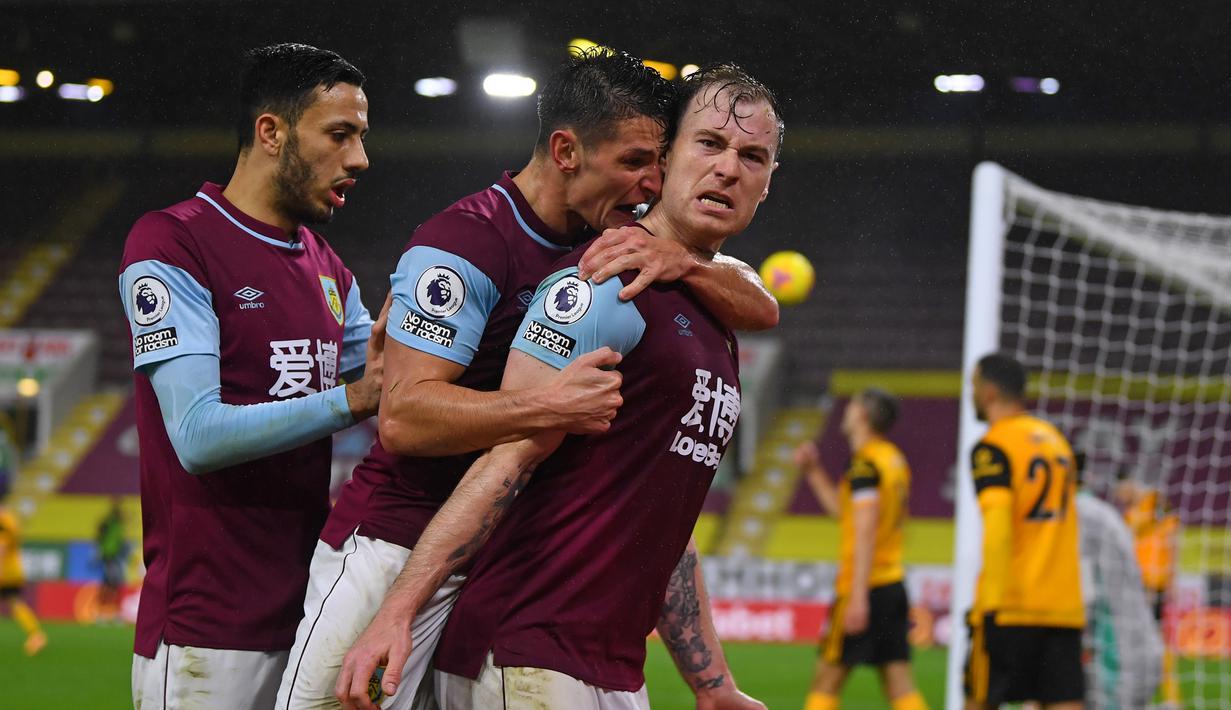 Striker Burnley, Ashley barnes (kanan), melakukan selebrasi bersama rekan-rekannya usai mencetak gol pertama timnya ke gawang Wolverhampton Wanderers dalam laga lanjutan Liga Inggris pekan ke-14 di Turf Moor Stadium, Senin (21/12/2020). Burnley menang 2-1 atas Wolverhampton. (AFP/Gareth Copley/Pool)