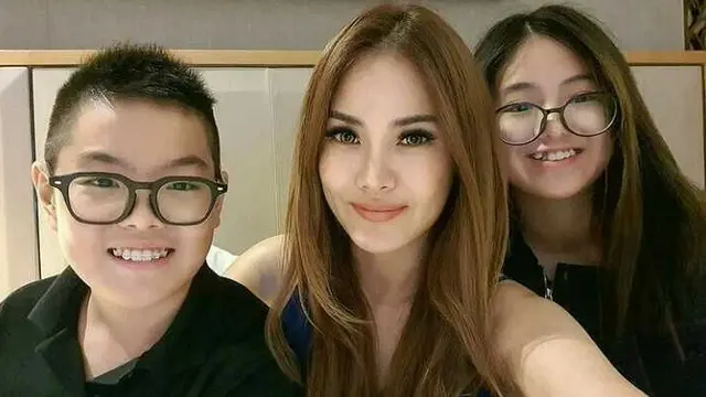 Ikut Tersorot, Ini 6 Potret Vegen Acni Mantan Istri Kapten Vincent Raditya