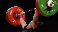 Lifter Indonesia Nurul Akmal berlaga pada cabang angkat besi +87 kg putri Olimpiade Tokyo 2020 di Tokyo, Jepang, Senin (2/8/2021). Nurul Akmal gagal mempersembahkan medali untuk Indonesia. (AP Photo/Seth Wenig)