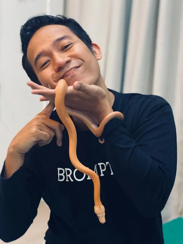 Pecinta Hewan, Ini 6 Potret Denny Cagur Bareng Hewan Peliharaannya yang Tak Biasa