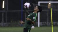 Pemain Timnas Indonesia, Irfan Bachdim, mengontrol bola saat latihan di Lapangan ABC Senayan, Jakarta, Jumat (7/6). Latihan ini persiapan jelang laga persahabatan melawan Yordania. (Bola.com/Yoppy Renato)