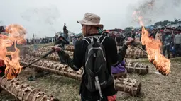 Festival Kuluwung adalah ajang adu meriam karbit yang dilakukan dua desa, yakni Desa Sukamulya dan Desa Sukamakmur Kabupaten Bogor. (Yasuyoshi CHIBA/AFP)