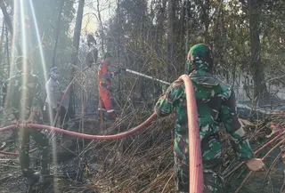 Prajurit TNI ikut memadamkan  kebakaran hutan dan lahan (karhutla) (Istimewa)