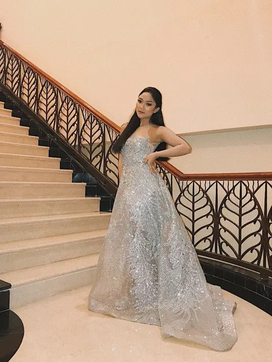 Biasa tampil dengan rambut sebahunya, Lala tetap terlihat elegan dan memesona dengan rambut panjang. Ditemani gaun panjang berwarna perak, penampilan panggung Lala juga sukses menghibur penonton. Malam itu, Lala tampil bersama Angel Pieters. (Liputan6.com/IG/@lalamarionmj)