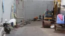 Pekerja menyelesaikan proyek pembangunan Underpass Jalan Dewi Sartika di Depok, Jawa Barat, Selasa (3/1/2023). Pembangunan underpass Jalan Dewi Sartika sepanjang 470 meter tersebut itu masih terdapat beberapa hal yang belum terselesaikan seperti trotoar, median jalan, dan pepohonan yang sebelumnya direncanakan akan selesai pada akhir tahun 2022. (Liputan6.com/Herman Zakharia)