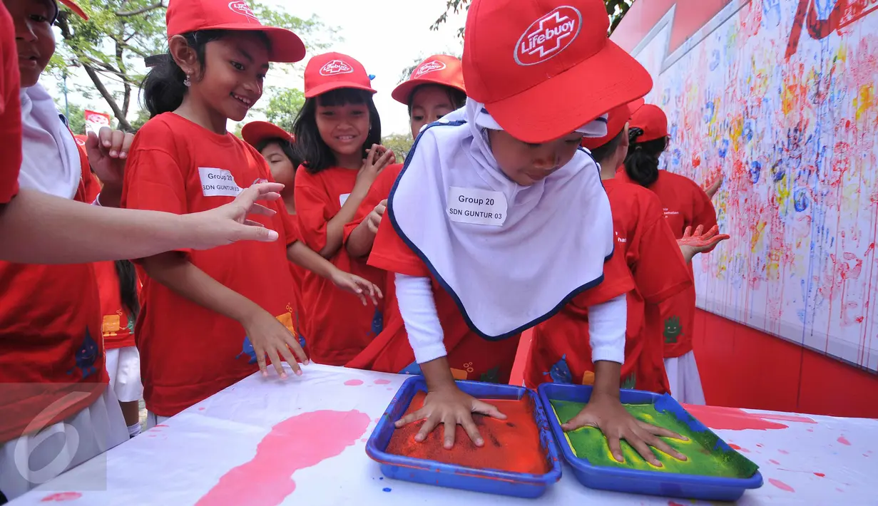 Siswa SD mmberikan cap tangan mereka sebagai bentuk dukungan gerakan cuci tangan dalam rangka memperingati Hari Cuci Tangan Sedunia di Pelataran Kantor Walikota Jakarta Barat, Jakarta (15/10/2015). (Liputan6.com/Gempur M Surya)