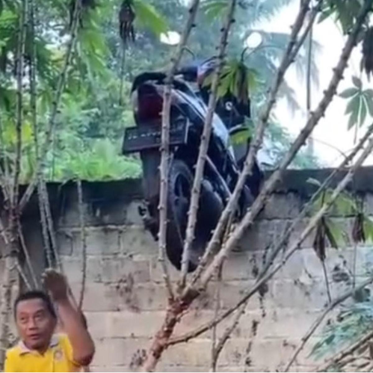Mau Curi Motor, Eh Nyangkut di Pagar! Aksi Maling Ini Bikin Geleng-Geleng