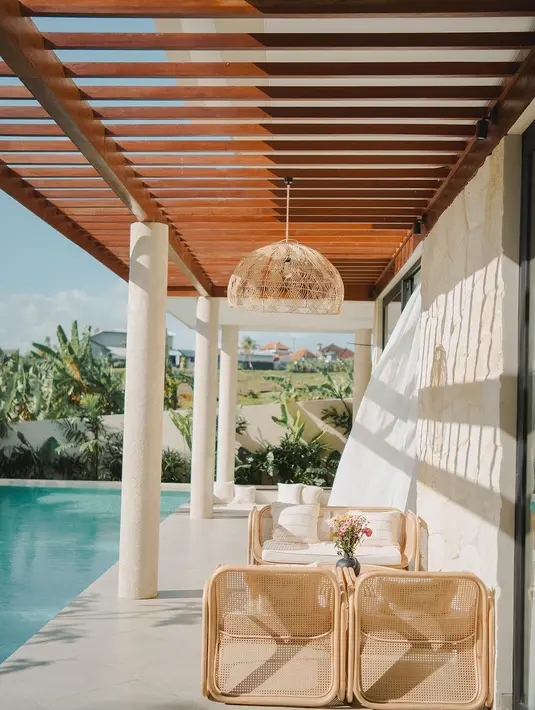 "Upacara yang indah ini wajib di Bali untuk rumah atau kantor baru dan melibatkan imam, doa dan persembahan yang akan membersihkan setiap sudut rumah dan kompleknya," sambung Farah Quinn. [Instagram/farahquinnofficial