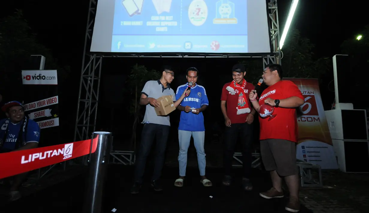 Beberapa permainan dimainkan untuk memeriahkan acara nonton bola seru Chelsea vs Liverpool di Alibaba Futsal, Bekasi, Minggu (10/5/2015). Laga antara Chelsea dan Liverpool berakhir imbang. (Liputan6.com/Helmi Fithriansyah)
