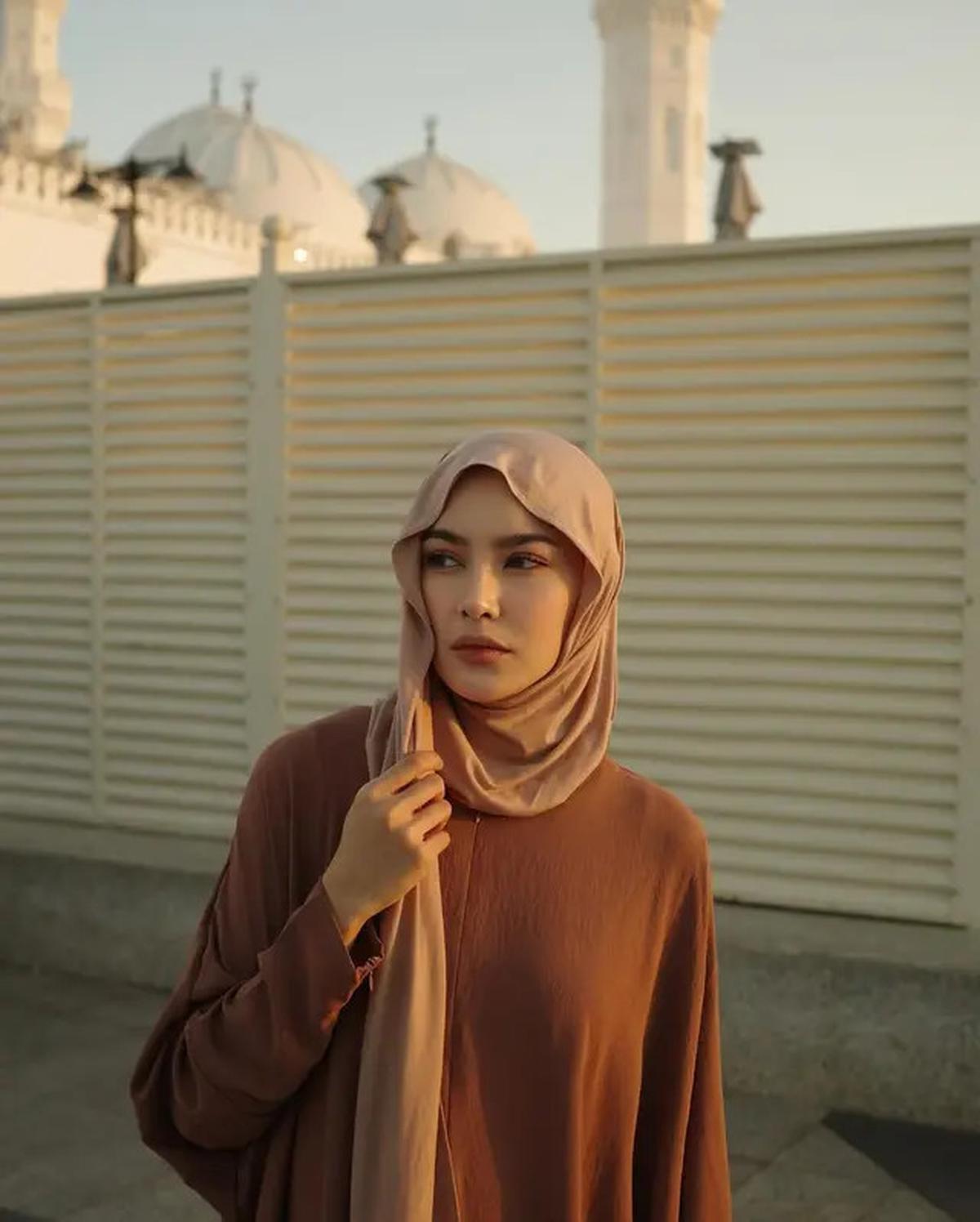 7 Potret Mahalini dengan Hijab Meleyot, Inspirasi Gaya Kerudung 2025 yang Stylish