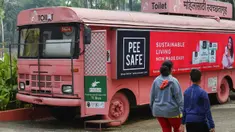 Foto pada 9 Februari 2020 menunjukkan orang-orang berjalan melewati toilet keliling di sebuah bus di taman umum di Pune, India. Proyek Ti Toilet, sebuah bus yang diubah menjadi toilet dan diluncurkan pada tahun 2016, adalah gagasan Ulka Sadalkar dan Rajeev Kheer. (Indranil MUKHERJEE/AFP)