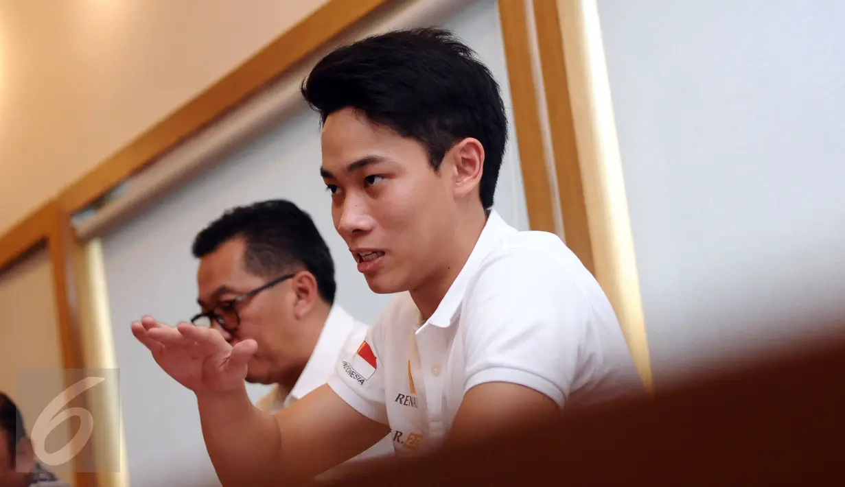 Presley Martono memberi keterangan terkait persiapan Presley Martono berlaga di ajang Eurocup Formula Renault 2.0 2017, Jakarta, Kamis (9/3). Presley akan bergabung dengan tim asal Inggris, Mark Burdett Motorsport. (Liputan6.com/Helmi Fithriansyah)