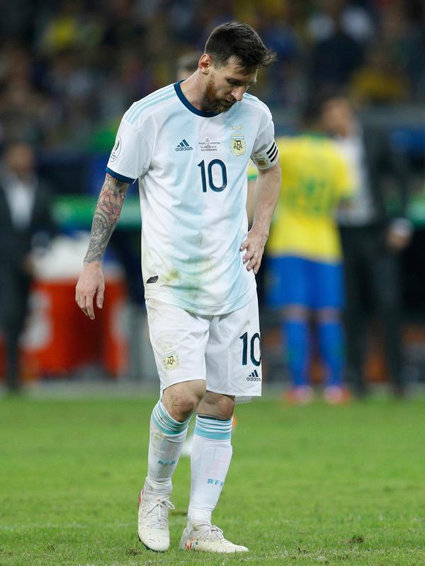 Penyerang Argentina Lionel Messi memandang ke bawah usai kalah dari Brasil dalam semifinal Copa America 2019 di Stadion Mineirao, Belo Horizonte, Brasil, Selasa (2/7/2019). Brasil lolos ke final Copa America 2019 setelah mengalahkan Argentina 2-0. (AP Photo/Victor R. Caivano)