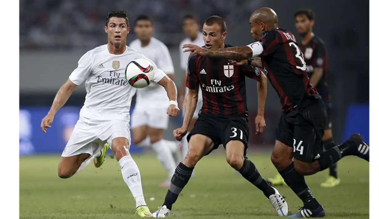 Pemain Real Madrid, Cristiano Ronaldo berusaha berebut bola dengan Pemain AC Milan, Luca Antonelli (tengah) dan Nigel de Jong (kanan) pada laga International Champions Cup 2015 di Shanghai, China, Kamis (30/7). (Reuters Aly Song)