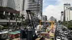 Suasana sepi pembangunan Stasiun Mass Rapid Transit (MRT) Jakarta di Kawasan Bundaran Hotel Indonesia, Jakarta Pusat, Kamis (31/12). Jelang pergantian malam tahun baru 2016, pengerjaan proyek MRT dihentikan sementara waktu. (Liputan6.com/Faizal Fanani)