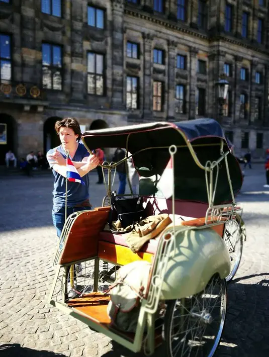 Becak-becak itu dikirim khusus dari Yogyakarta untuk mengangkut penumpang menyusuri lokasi bersejarah di Amsterdam, termasuk bangunan bersejarah Belanda -Indonesia. (facebook.com/becakamsterdam)