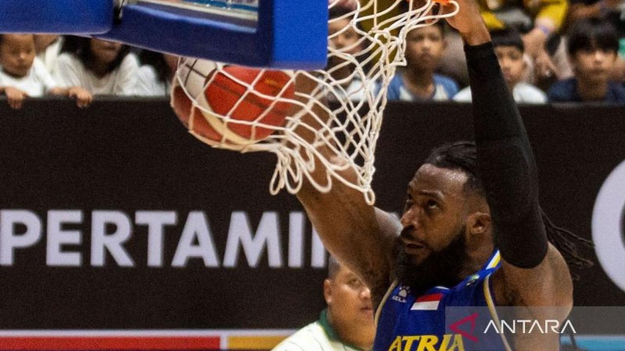 Satria Muda Bangkit Taklukkan Hornbills 76-69 di IBL Bandung Arena