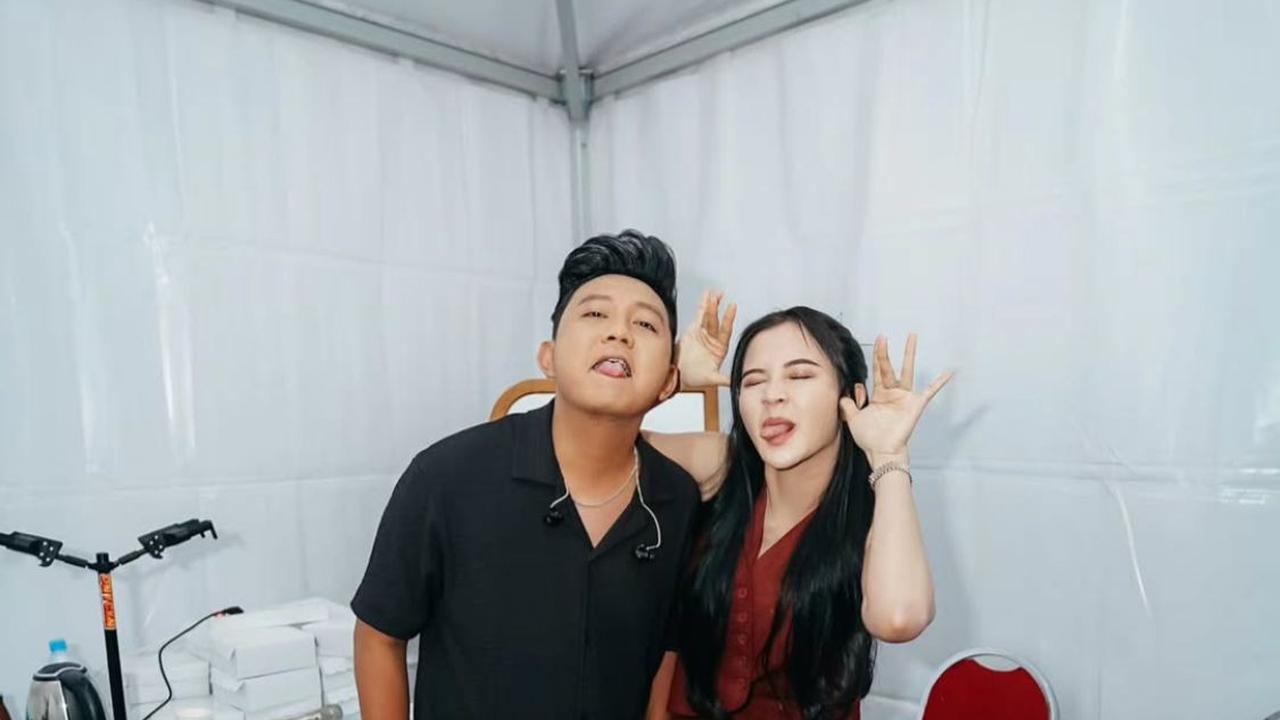 7 Potret Bella Bonita Temani Denny Caknan di Backstage, Bukti Kesetiaan yang Romantis