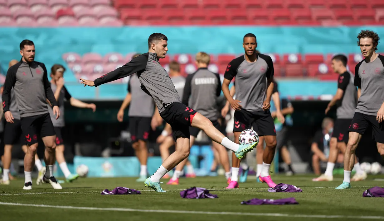 Para pemain timnas Denmark selama sesi latihan tim di stadion Parken di Kopenhagen, Jumat (11/6/2021). Timnas Denmark akan berhadapan dengan Timnas Finlandia pada laga pembuka Grup B Euro 2020, Sabtu (12/6) malam. (AP Photo/Martin Meissner)