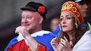 Seorang wanita pendukung Rusia menggunakan hiasan kepala Kokoshnik saat menyaksikan laga Grup B Piala Eropa 2016 antara Inggris melawan Rusia di Stade Velodrome, Marseille, Prancis, Sabtu (11/6/2016). (AFP/Bertrand Langlois)