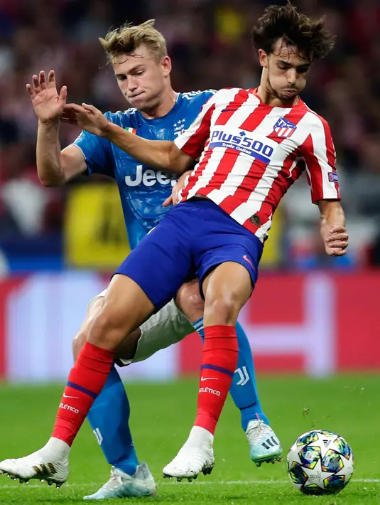 Bek Juventus, Matthijs de Ligt  berebut bola dengan pemain Atletico Madrid Joao Felix pada pertandingan matchday pertama Liga Champions Grup D di Estadio Wanda Metropolitano, Rabu (18/9/2019). Juventus dan Atletico Madrid harus puas berbagi angka 2-2. (AP Photo/Manu Fernandez)