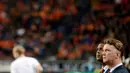 Pelatih kepala Timnas Belanda, Louis van Gaal (kanan) dan asisten pelatih Patrick Kluivert saat laga persahabatan melawan Jerman di Amsterdam, Belanda, 14 November 2012 in Amsterdam. (AFP/Patrik Stollarz)