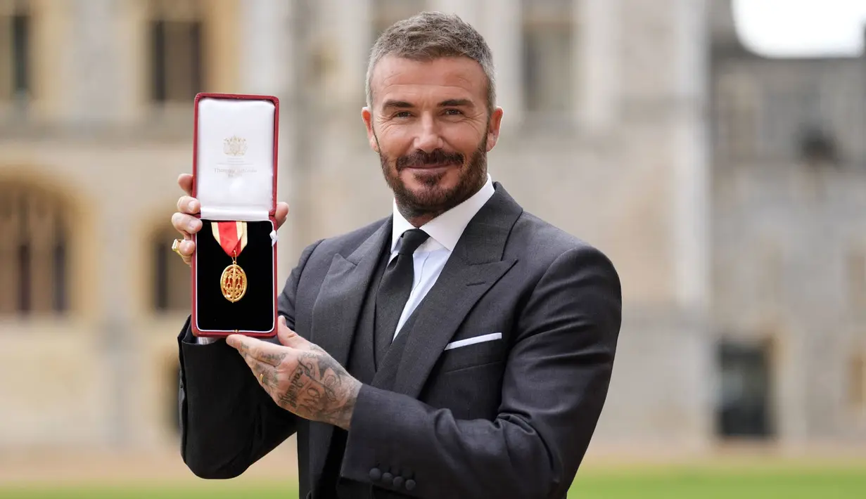 Mantan pesepak bola, Sir David Beckham menunjukkan medali setelah dinobatkan gelar baru oleh raja Inggris, Charles III di Kastil Windsor, Berkshire, Inggris, Selasa (04/11/2025) waktu setempat. (AP Photo/Pool/Andrew Matthews)