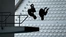 Siluet pasangan atlet loncat indah, Andriyan (kanan) dan Adityo Restu Putra saat beraksi pada nomor menara synchro putra Kejurnas Akuatik 2026 di Stadion Akuatik Gelora Bung Karno, Senayan, Jakarta, Selasa (05/05/2026). (Bola.com/Bagaskara Lazuardi)