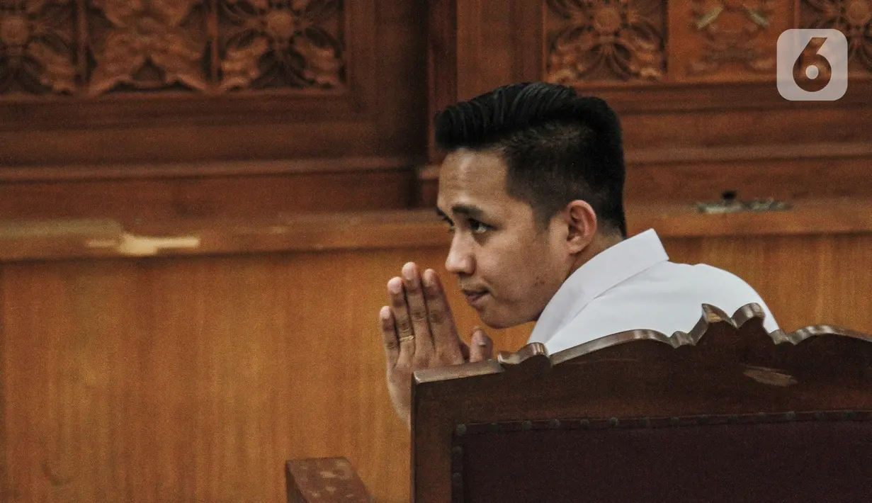 Terdakwa Richard Eliezer menjalani sidang lanjutan pemeriksaan saksi kasus pembunuhan berencana Brigadir Yosua Hutabarat atau Brigadir J di Pengadilan Negeri Jakarta Selatan, Senin (7/11/2022). Tiga terdakwa yaitu, Richard Eliezer Pudihang Lumiu atau Bharada E, Ricky Rizal, dan Kuat Ma'ruf dihadirkan bersama dalam persidangan hari ini. (Liputan6.com/Johan Tallo)