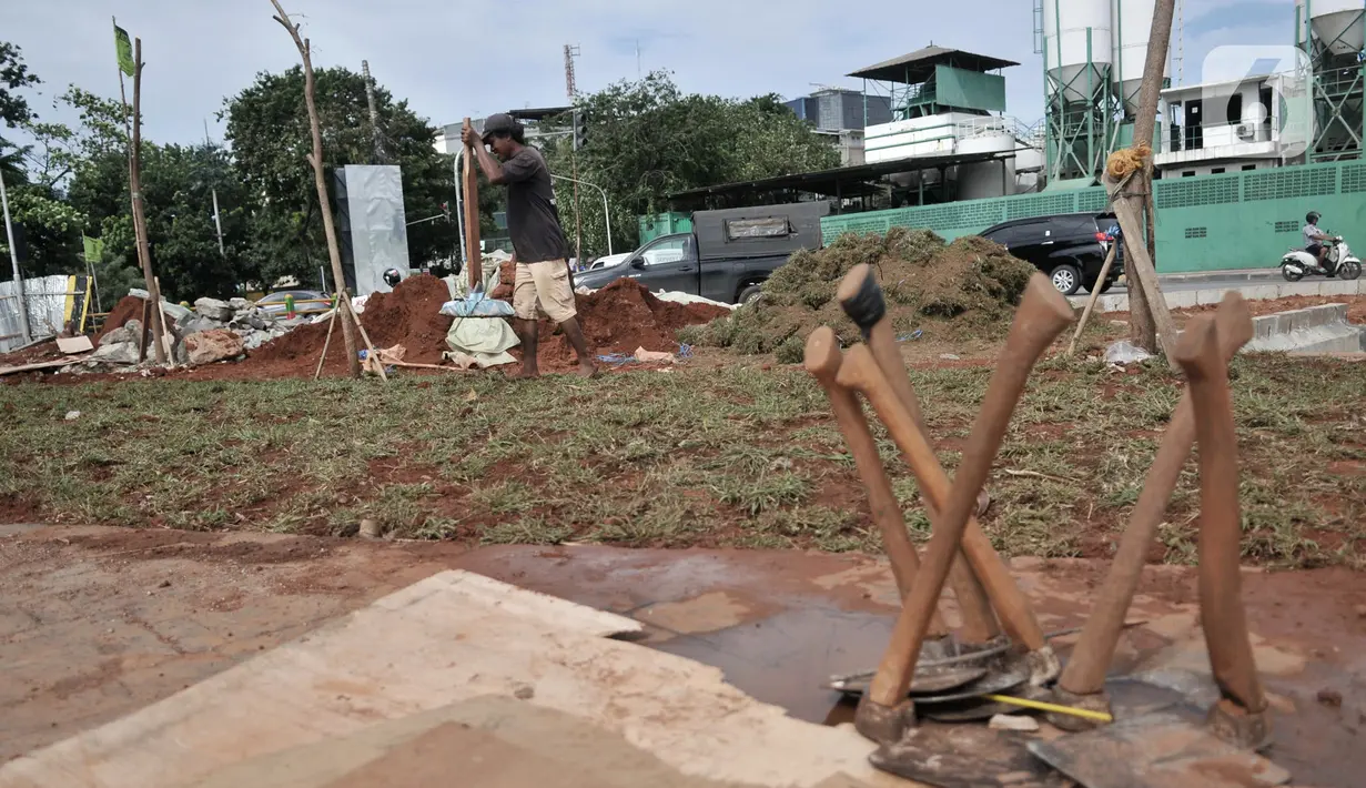 Aktivitas pekerja saat menyelesaikan proyek revitalisasi Taman Danau Sunter, Jakarta, Senin (9/3/2020). Revitalisasi ini untuk mengubah lahan kosong sekitar Danau Sunter menjadi area pembibitan tanaman, taman interaktif warga, dan destinasi wisata air terpadu. (merdeka.com/Iqbal Nugroho)