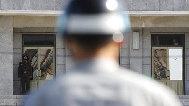 Pasukan Korea Utara dan Korea Selatan saling berhadap-hadapan di area DMZ, Panmunjom. (AP Photo/Lee Jin-man)