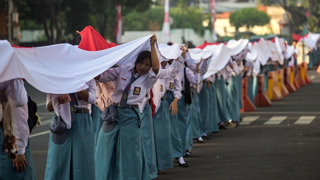 FOTO: Aksi Pelajar Surabaya Bentangkan Merah Putih Hampir 15 Kilometer