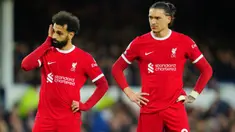 Raut wajah pemain Liverpool Mohamed Salah (kiri) bersama Darwin Nunez saat pertandingan sepak bola Liga Premier Inggris melawan Everton di stadion Goodison Park, Liverpool, Inggris, Rabu, 24 April 2024. (AP Photo/Jon Super)