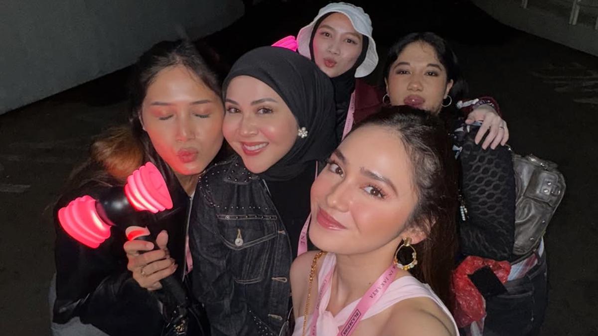 9 Potret Gaya Artis Nonton Konser BLACKPINK 'DEADLINE' di Jakarta, Diguyur Hujan