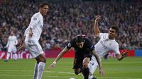 Raphael Varane menjadi pemain terbaik Real Madrid di partai melawan PSG, Rabu (4/11/2015). (Reuters/Juan Medina)