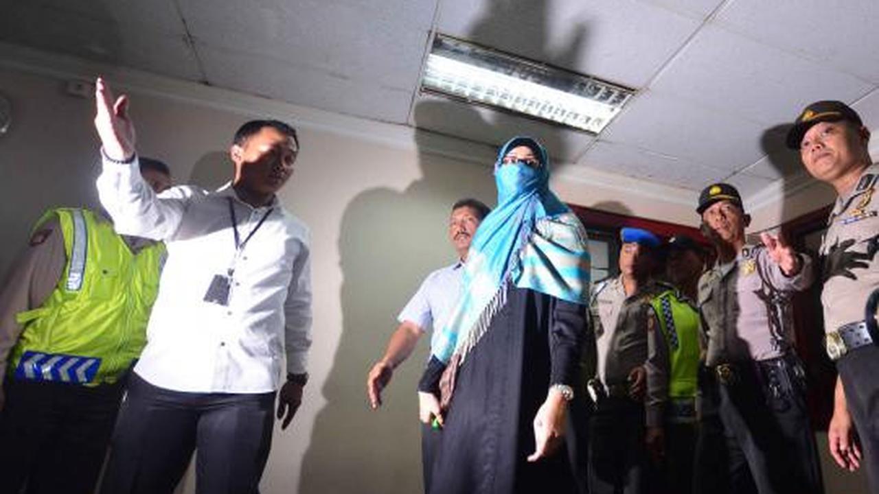 Sidang perdana, Neneng bertemu Angie 
