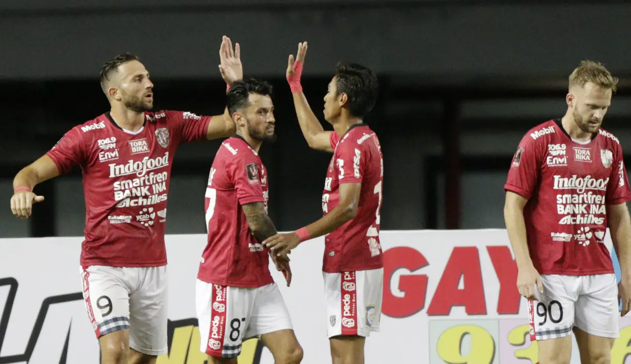 Para pemain Bali United merayakan gol yang dicetak oleh Melvin Platje ke gawang Mitra Kukar pada laga Piala Presiden 2019 di Stadion Patriot, Jawa Barat, Minggu (3/3). Bali United menang 3-0 atas Mitra Kukar. (Bola.com/M Iqbal Ichsan)