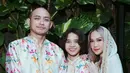 Keluarga Bunga Citra Lestari juga merayakan Lebaran dengan tampil kompak pakai baju sarimbit Ghea Panggabean dari koleksi “Bunga Minang Raya Collection 2024”. [@itsmebcl]