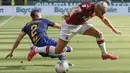 Pemain AC Milan Theo Hernandez (kanan) menggiring bola melewati pemain AS Roma Davide Zappacosta pada pertandingan Serie A di Stadion San Siro, Milan, Minggu (28/6/2020). AC Milan naik ke posisi 7 klasemen dengan 42 poin usai mengalahkan AS Roma 2-0. (AP Photo/Luca Bruno)