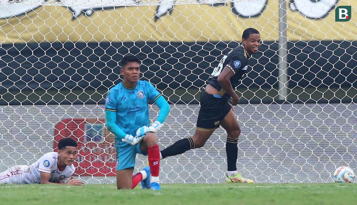 Dewa United mengawali langkahnya di BRI Liga 1 2023/2024 dengan memetik tiga poin penuh setelah mengalahkan tamunya Arema FC 1-0 di Stadion Indomilk Arena, Tangerang, Minggu (2/7/2023). Gol tunggal kemenangan Dewa United dilesakkan oleh legiun asing mereka Alex Martins Ferreira dengan sebuah tandukan kepala memanfaatkan umpan silang Majed Osman pada menit ke-74. (Bola.com/Bagaskara Lazuardi)