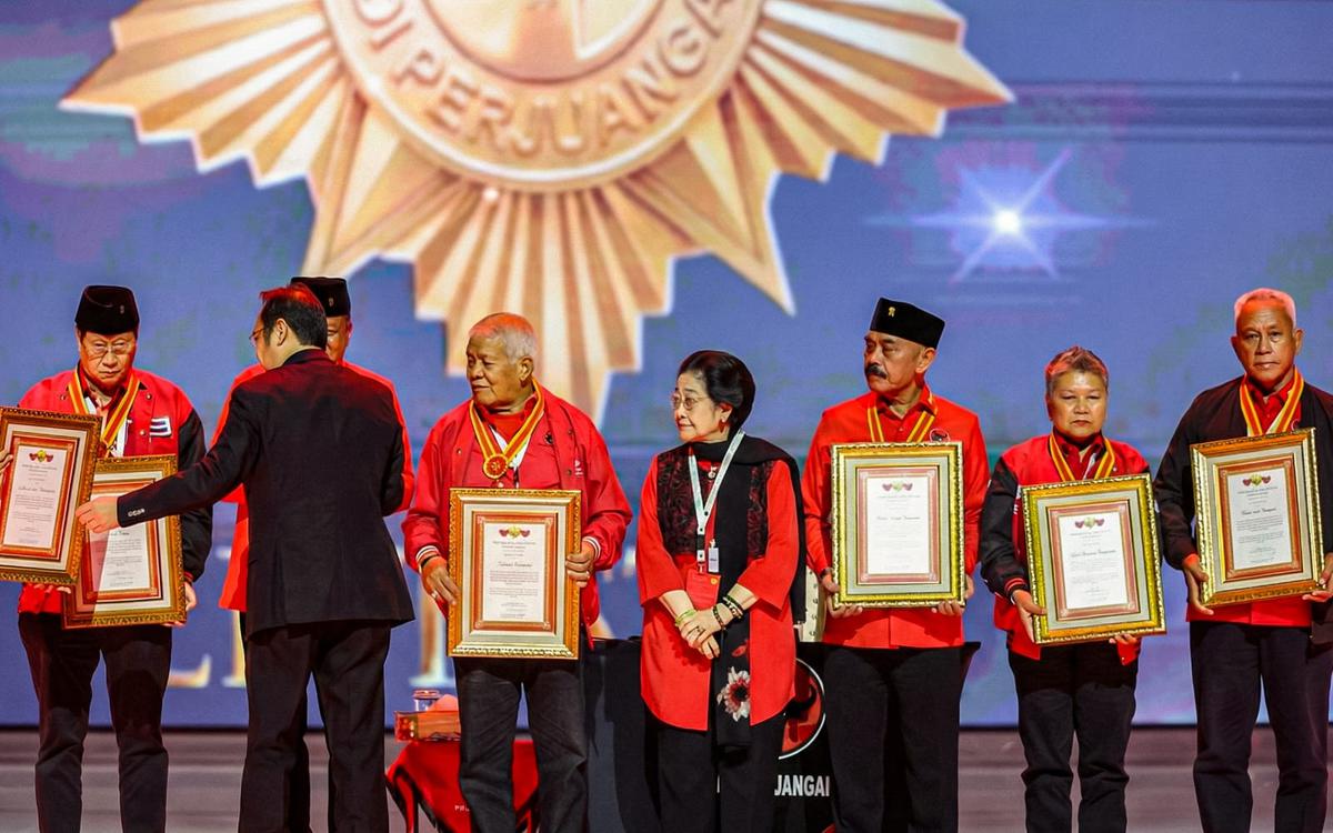 FX Rudy Terima Penghargaan Leitstar dari Megawati Soekarnoputri