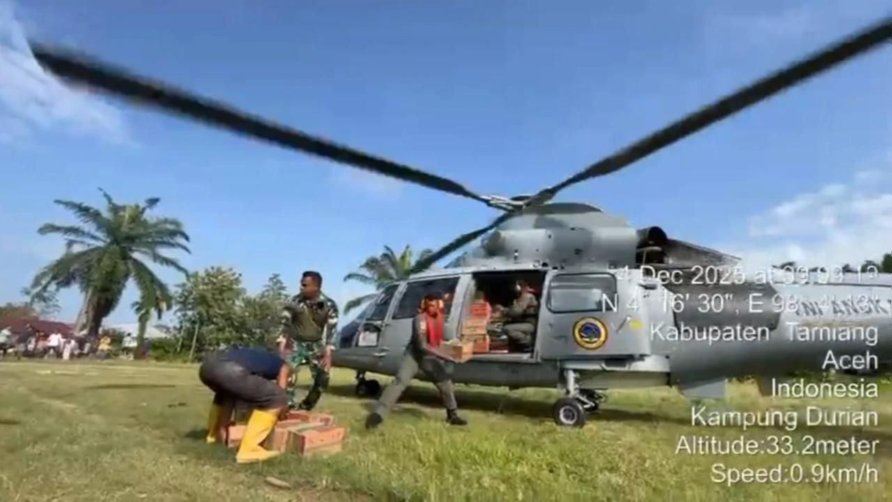 Kirim Bantuan Warga Terdampak Bencana Sumatra, Helikopter TNI AL Mendarat di Aceh Tamiang