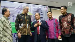 Menristekdikti, Mohamad Nasir (ketiga kanan) berbincang dengan Country President Schneider Electric Indonesia, Xavier Denoly (kedua kiri) pada donasi 60 unit produk panel tegangan menengah untuk 30 universitas dan politeknik. (Liputan6.com/Fery Pradolo)