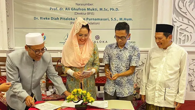 Pada hari ini, Minggu (22/10/2023) dalam rangka memperingati Hari Santri Nadional 2023, diadakan Seminar Nasional Jaminan Kesehatan bagi Pesantren di Aula Gedung SMA Ali Maksum, Pondok Pesantren Ali Maksum Krapyak, Yogyakarta.