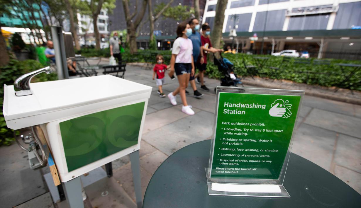 Pengunjung berjalan melewati sebuah sarana cuci tangan di Bryant Park, New York, 8 Juli 2020. Jumlah kasus COVID-19 di AS telah melampaui angka 3 juta pada Rabu (8/7), tepatnya 3.009.611 kasus hingga pukul 11.34 waktu setempat, menurut lembaga CSSE di Universitas Johns Hopkins. (Xinhua/Wang Ying)
